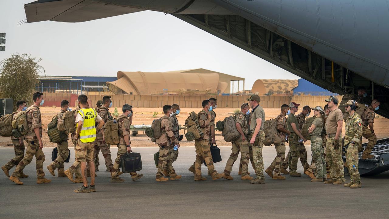 Des militaires français de Barkhane rembarquent dans un avion de transport de troupes au Mali. [Keystone/AP Photo - Jerome Delay]