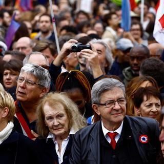 Jean-Luc Mélenchon en tête du cortège des manifestants, avec à sa droite, la nouvelle Prix Nobel de Littérature Annie Ernaux. [reuters - Stephane Mahe]