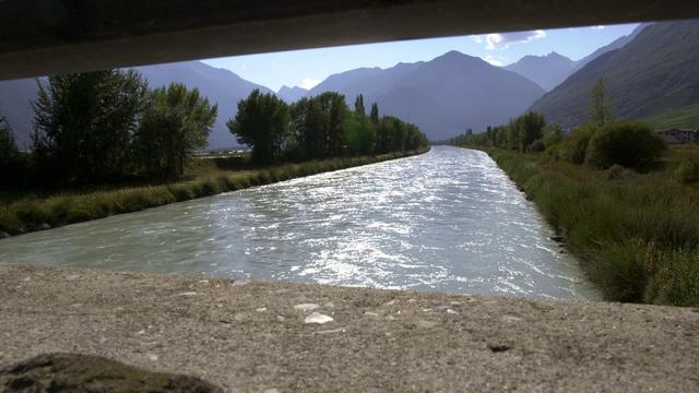 Le Rhône à la hauteur de Fully, en Valais central. [Keystone - Andrée-Noëlle Pot]