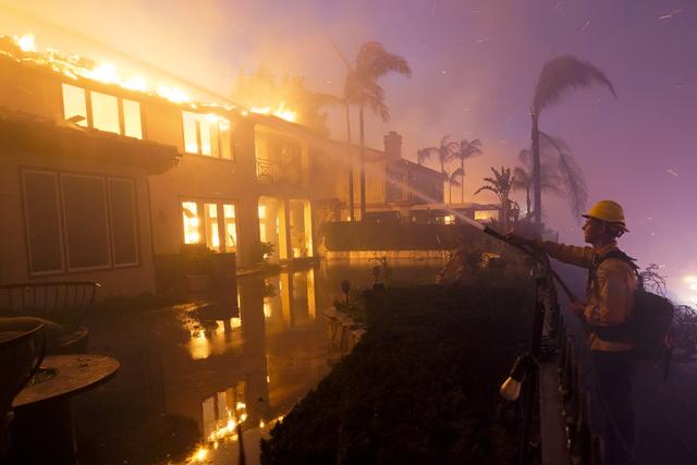 Pompier à l'oeuvre à Laguna Niguel, 12.05.2022. [AP/Keystone - Marcio Jose Sanchez]