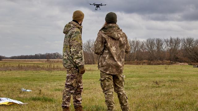 Des soldats ukrainiens utilisent un drone. [EPA/Keystone - Sergey Kozlov]