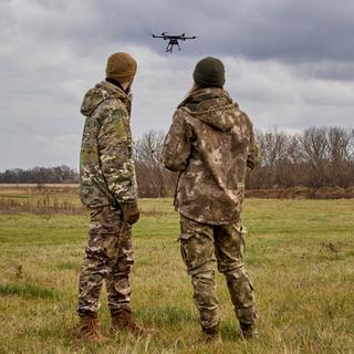 Des soldats ukrainiens utilisent un drone. [EPA/Keystone - Sergey Kozlov]