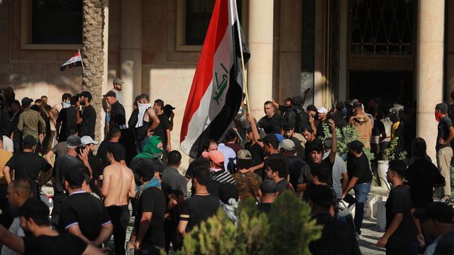 Les partisans de Moqtada Sadr dans le Palais de la République à Bagdad. [Keystone/EPA - Murtaja Lateef]