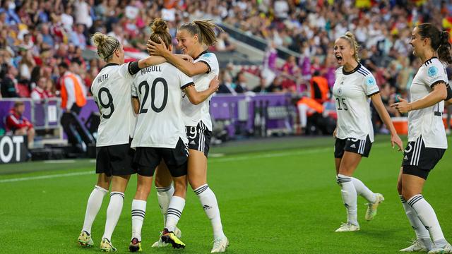 Les Allemandes célèbrent l'ouverture du score de Lina Magull en quarts de finale de l'Euro dames. [Nigel Keene]