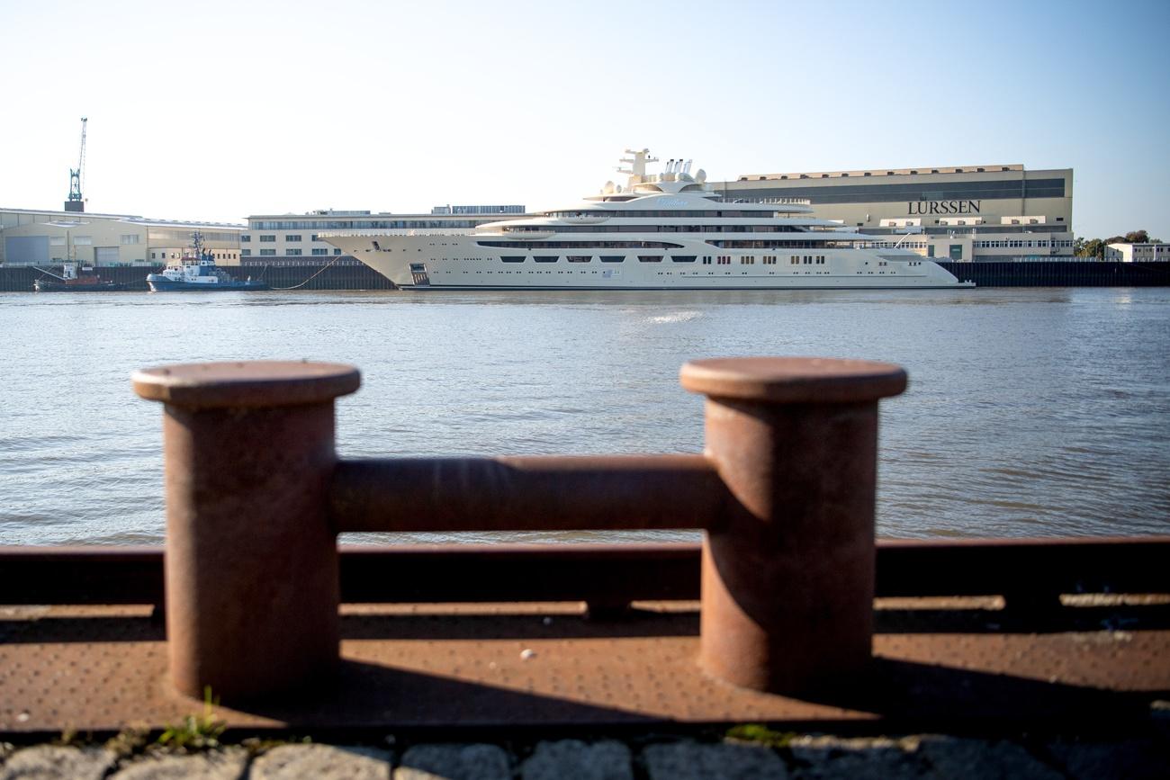 Le yacht de luxe "Dilbar" à quai en réparation dans un chantier naval de Hambourg. [Keystone/DPA - Sina Schuldt]
