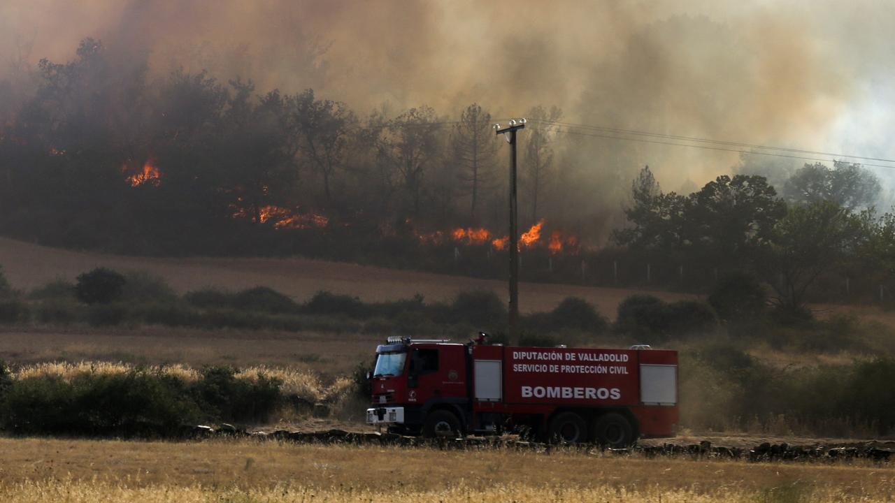 Un camion de pompiers se trouve à proximité d'un feu de forêt le 18 juin 2022 en Espagne [REUTERS - Isabel Infantes]