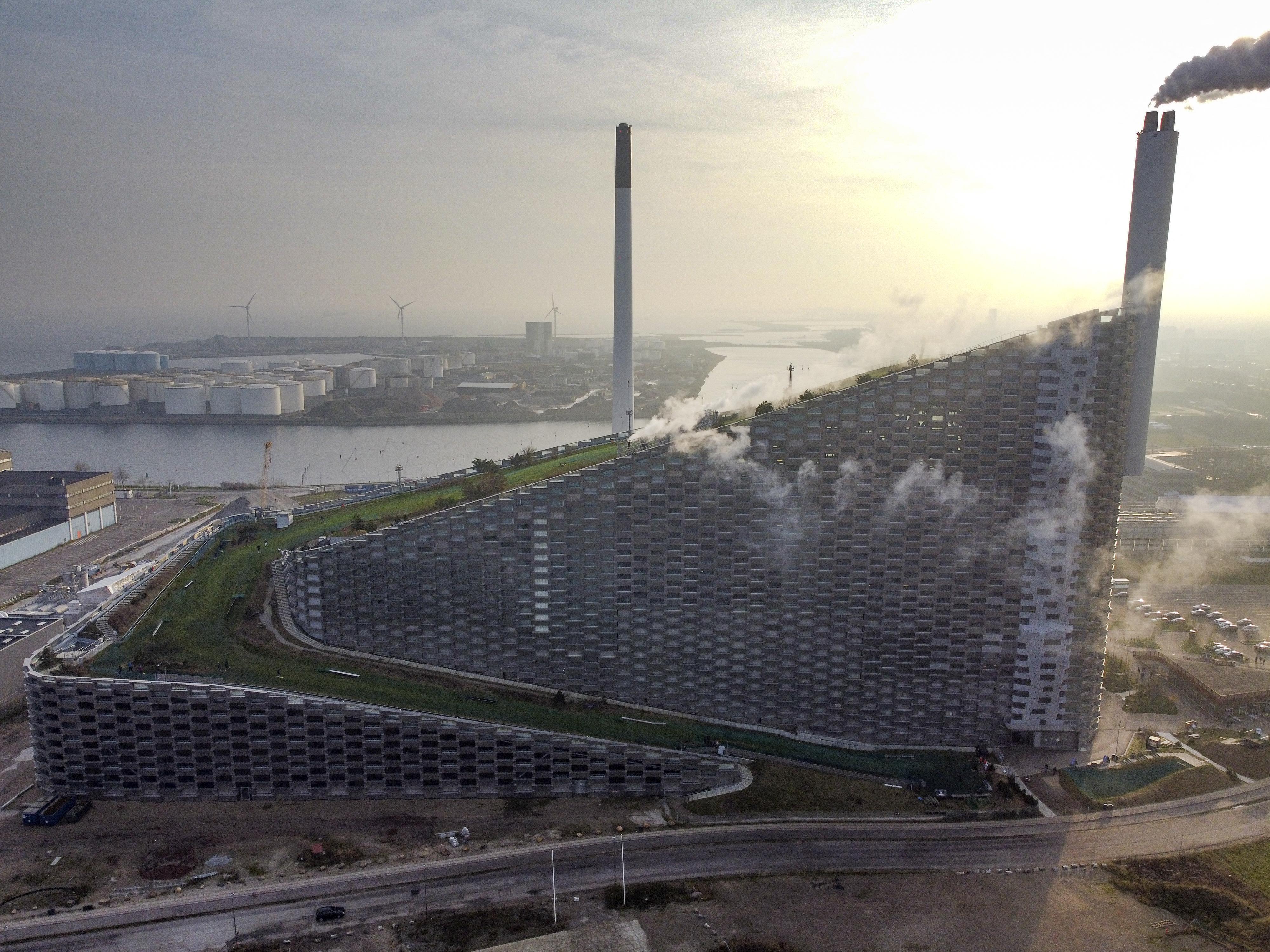 L'usine d'incinération futuriste de Copenhill, dans la zone industrielle de Copenhague. [OLIVIER MORIN / AFP - OLIVIER MORIN]