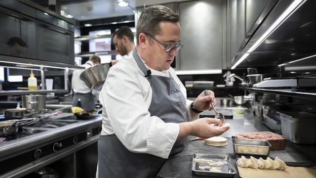 Le chef d'origine française Benoît Carcenat travaille dans sa cuisine de l'hôtel-restaurant "Valrose", le mercredi 2 novembre 2022, à Rougemont. [Keystone - Anthony Anex]