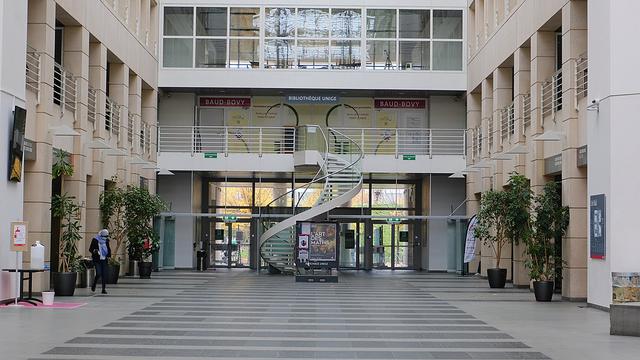 L'intérieur du bâtiment UNIMAIL de l'Université de Genève. [Wikipedia - Guilhem Vellut]