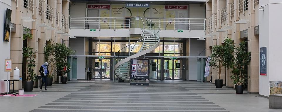 L'intérieur du bâtiment UNIMAIL de l'Université de Genève. [Wikipedia - Guilhem Vellut]