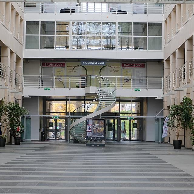 L'intérieur du bâtiment UNIMAIL de l'Université de Genève. [Wikipedia - Guilhem Vellut]