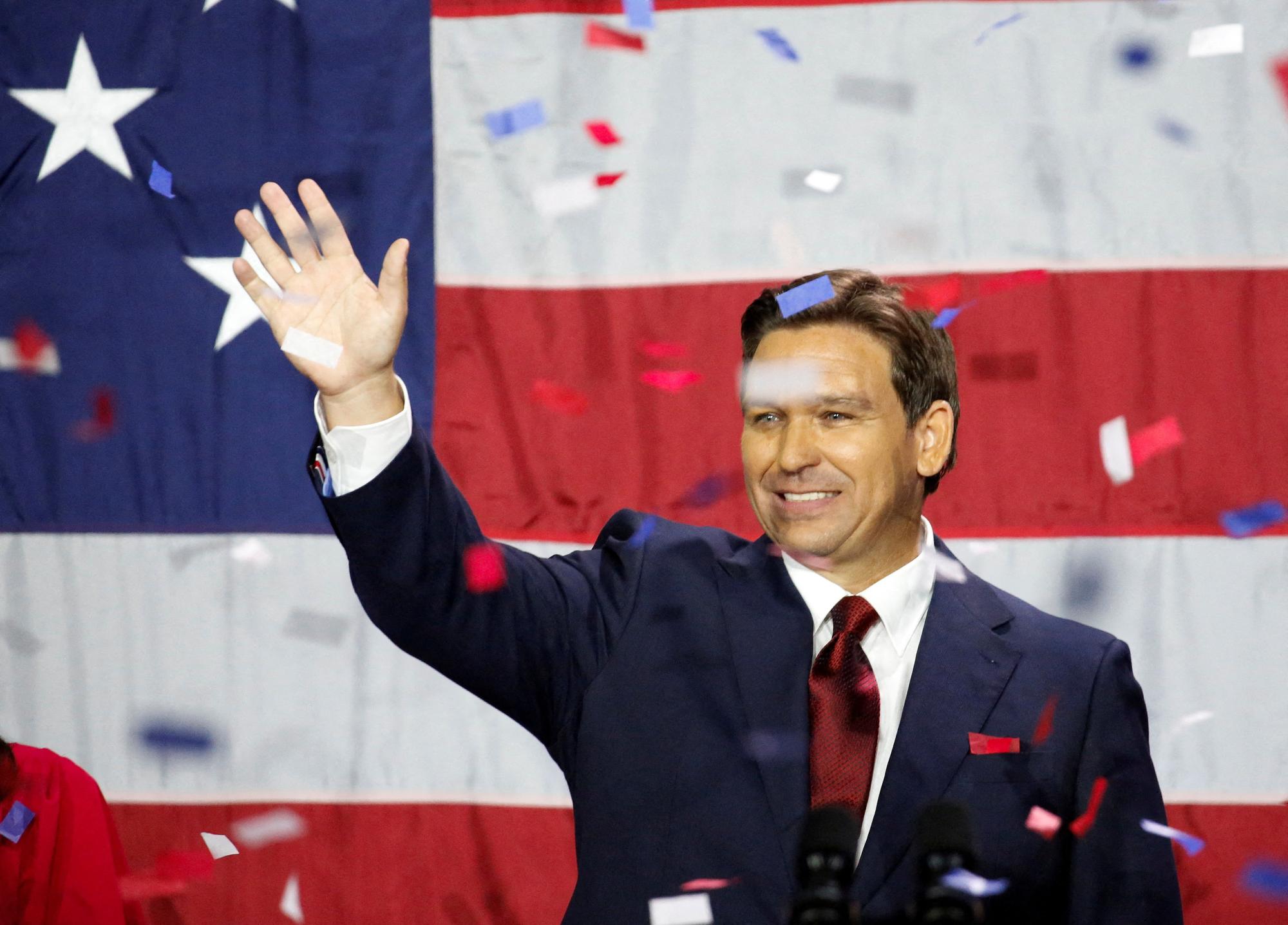 Réélu avec près de 60% des voix, le gouverneur de Floride Ron DeSantis se profile comme rival sérieux de Donald Trump au sein du Parti républicain lors d'une primaire en vue de la présidentielle de 2024. [REUTERS - Marco Bello]