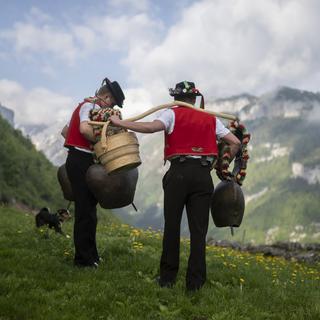 Samedi 14 mai: des vachers lors de la montée à l'alpage (Alpfahrt) de la famille Inauen à l'alpage Stoffleren, à Weissbad (AI). [Gian Ehrenzeller]