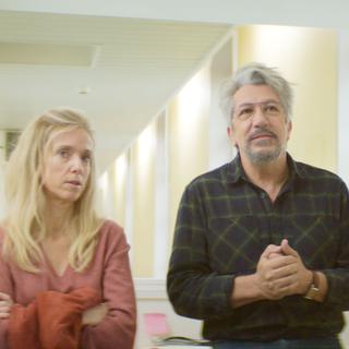 Léa Drucker et Alain Chabat dans "Incroyable mais vrai" de Quentin Dupieux. [Atelier de Production Arte France Cinema Versus Production]