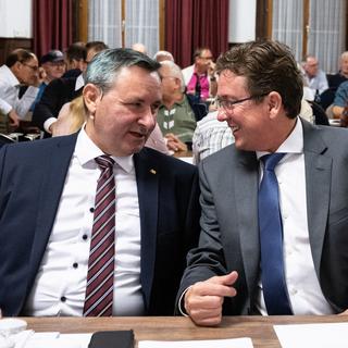 Le conseiller aux Etats Werner Salzmann et le conseiller national Albert Rösti figureront tous les deux sur le ticket proposé par l'UDC bernoise pour succéder à Ueli Maurer au Conseil fédéral.