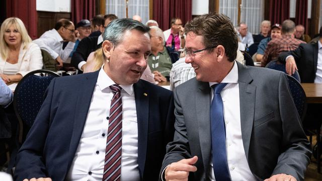 Le conseiller aux Etats Werner Salzmann et le conseiller national Albert Rösti figureront tous les deux sur le ticket proposé par l'UDC bernoise pour succéder à Ueli Maurer au Conseil fédéral.