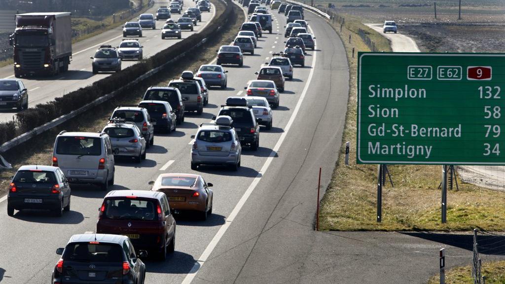 Si vous prévoyez de partir en vacances en voiture, le TCS liste dans la SonntagsZeitung les différents problèmes que vous pourriez rencontrer sur la route cet été. [Keystone - Jean-Christophe Bott]