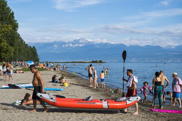 Dès le 13 juillet 2022, Préverenges (VD) enlèvera toutes les poubelles de sa plage pour responsabiliser les citoyens à la problématique des déchets. [Keystone - Jean-Christophe Bott]