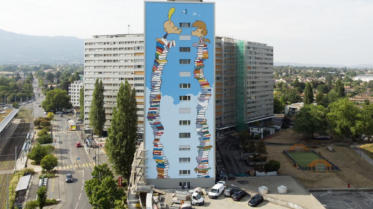La façade d'un immeuble de Lancy est désormais ornée d'une fresque géante de Titeuf et Nadia, dessinée par ZEP [KEYSTONE - Salvatore Di Nolfi]