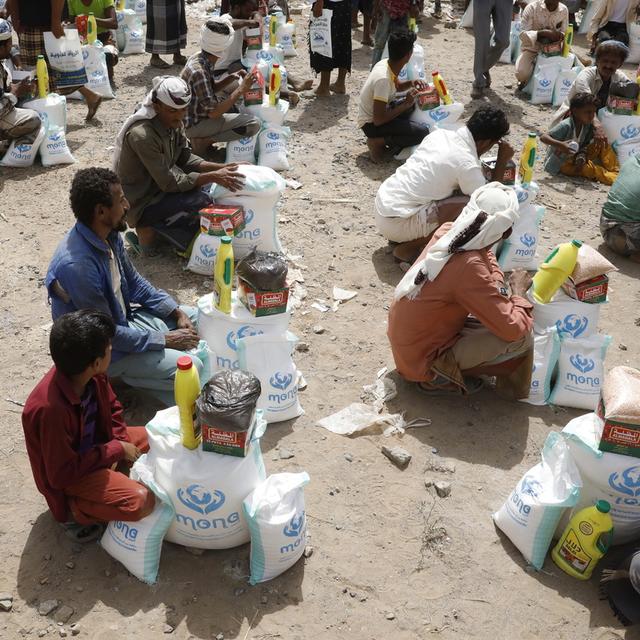 Des personnes reçoivent une aide alimentaire dans la ville d'al-Jarahi, dans la province portuaire de Hodeidah, au Yémen, le 10 février 2022. [Keystone - EPA/YAHYA ARHAB]