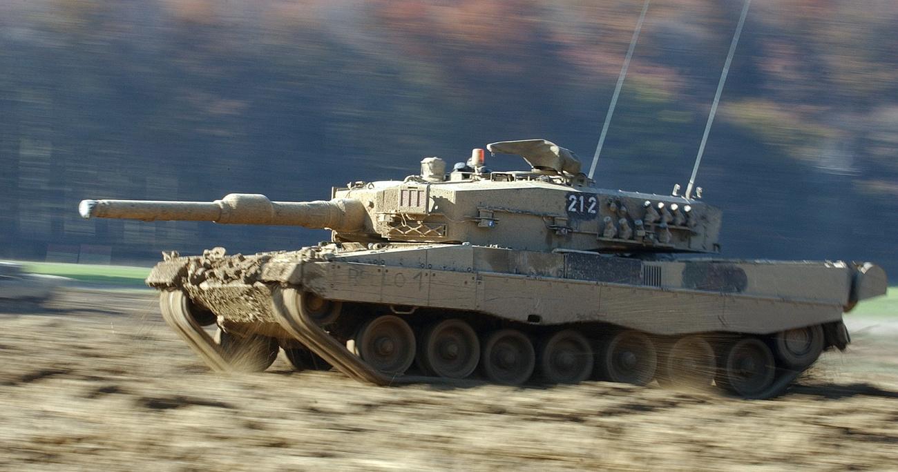 Un char Leopard II de l'armée suisse, en exercice à Bure (JU), en 2003. [KEYSTONE - Gaetan Bally]