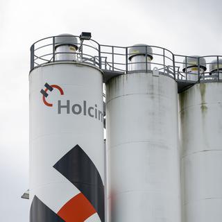 Les silos à ciment de la centrale à béton Holcim à Oberdorf, photographiés le 27 août 2021. [KEYSTONE - Christian Beutler]