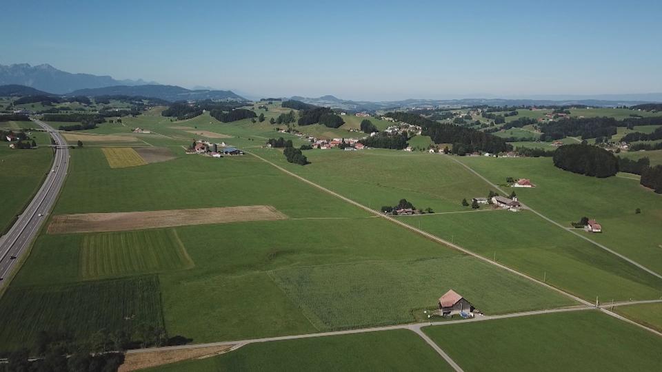 Le point central de la Suisse romande est situé à Grattavache, sur la commune de La Verrerie. [RTS]