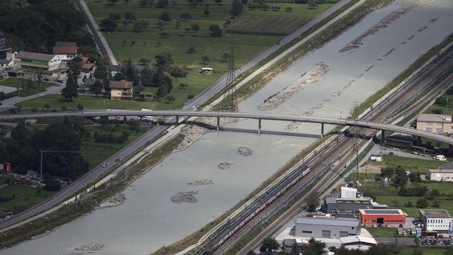 Un expert externe pointe du doigt des manquements environnements dans la région de Viège en lien avec la troisième correction du Rhône. [Keystone - Dominic Steinmann]