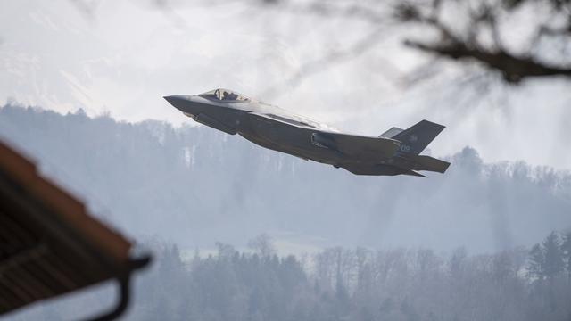 Un appareil F-35A au décollage d'Emmen (LU), le 25.02.2022. [Keystone - Urs Flüeler]