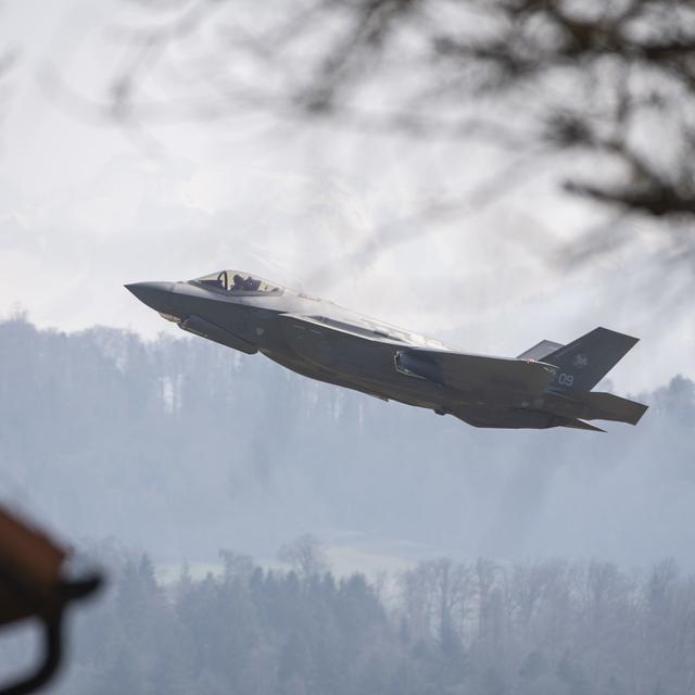 Un appareil F-35A au décollage d'Emmen (LU), le 25.02.2022. [Keystone - Urs Flüeler]