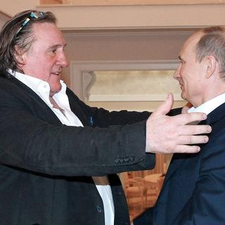 Gérard Depardieu et Vladimir Poutine en 2013. Aujourd'hui, Depardieu dénonce les "folles dérives inacceptables" de Poutine. [AFP - MIKHAIL KLIMENTYEV / RIA-NOVOSTI]