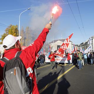 Les ouvriers du bâtiment appellent à la grève et manifestent sur le pont du Mont-Blanc à Genève. [Keystone - Salvatore Di Nolfi]