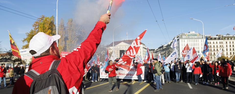 Les ouvriers du bâtiment appellent à la grève et manifestent sur le pont du Mont-Blanc à Genève. [Keystone - Salvatore Di Nolfi]