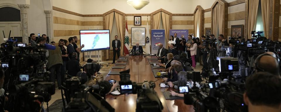 Bassam Mawlawi durant une conférence sur les élections de dimanche au Liban. [Keystone - AP Photo/Hassan Ammar]