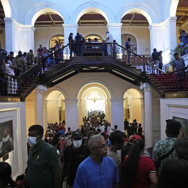 Des manifestants dans la maison de la présidence à Colombo au Sri Lanka. [AP Photo/Keystone - Eranga Jayawardena]