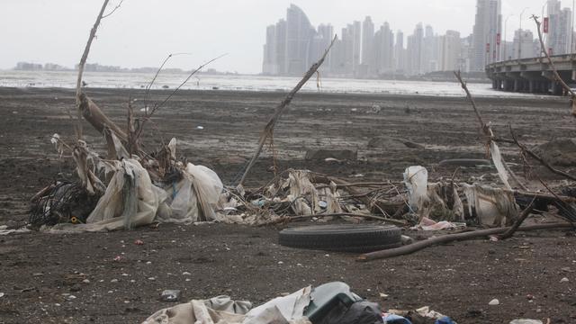 L'ONU adopte le principe d'un traité contre la pollution plastique. [Keystone - Carlos Lemos]