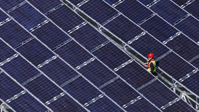 Des panneaux solaires sur une réservoir alpin à Bourg-Saint-Pierre (VS). [Keystone - Valentin Flauraud]