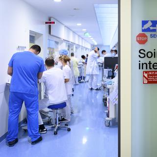 plus de 400 patientes ou patients sont actuellement hospitalisés au sein du Réseau hospitalier neuchâtelois (RHNe), contre 330 à 350 en temps normal. [Keystone - Laurent Gilliéron]