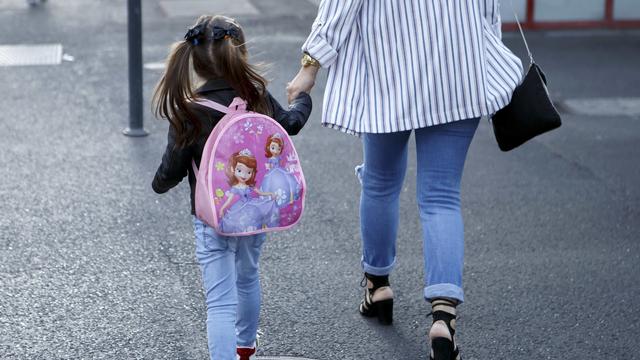 Une élève arrivant à l'école de Pâquis-Centre à Genève. [Keystone - Salvatore Di Nolfi]