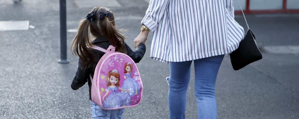 Une élève arrivant à l'école de Pâquis-Centre à Genève. [Keystone - Salvatore Di Nolfi]