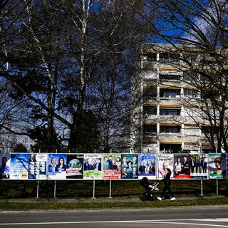 Des affiches avec des candidates et candidats des prochaines élections cantonales vaudoises. [Keystone - Jean-Christophe Bott]