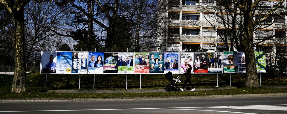 Des affiches avec des candidates et candidats des prochaines élections cantonales vaudoises. [Keystone - Jean-Christophe Bott]