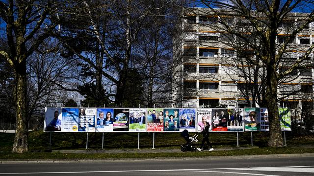 Des affiches avec des candidates et candidats des prochaines élections cantonales vaudoises. [Keystone - Jean-Christophe Bott]