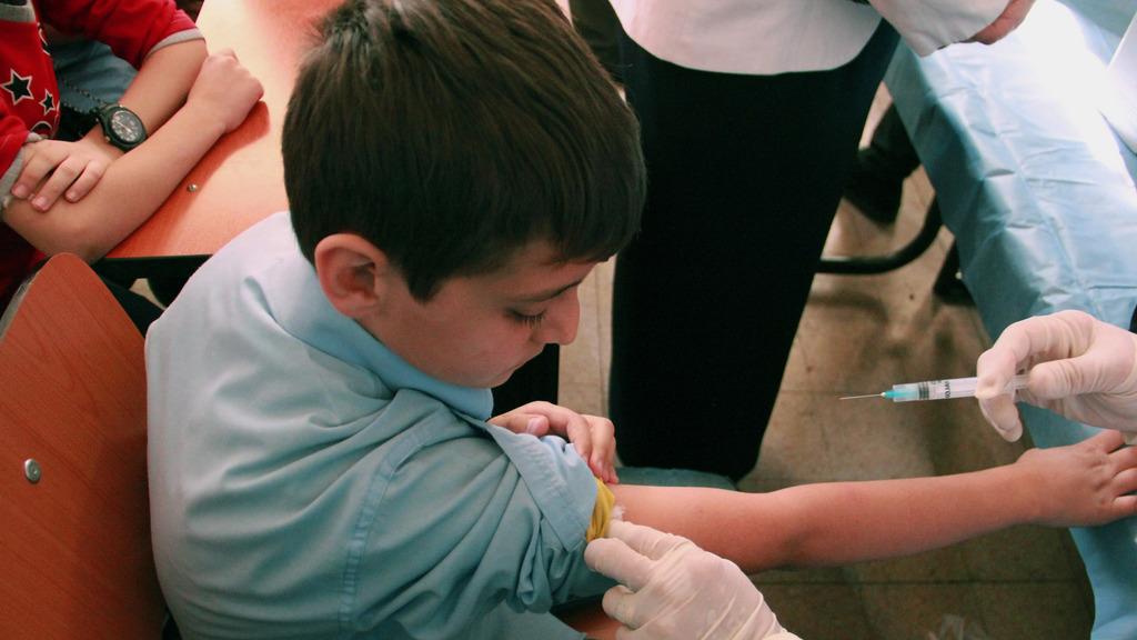 La proportion d'enfants entièrement vaccinés avec le DTP est tombée à 81% en 2021. [Unicef/AP/Keystone - Razan Rashidi]