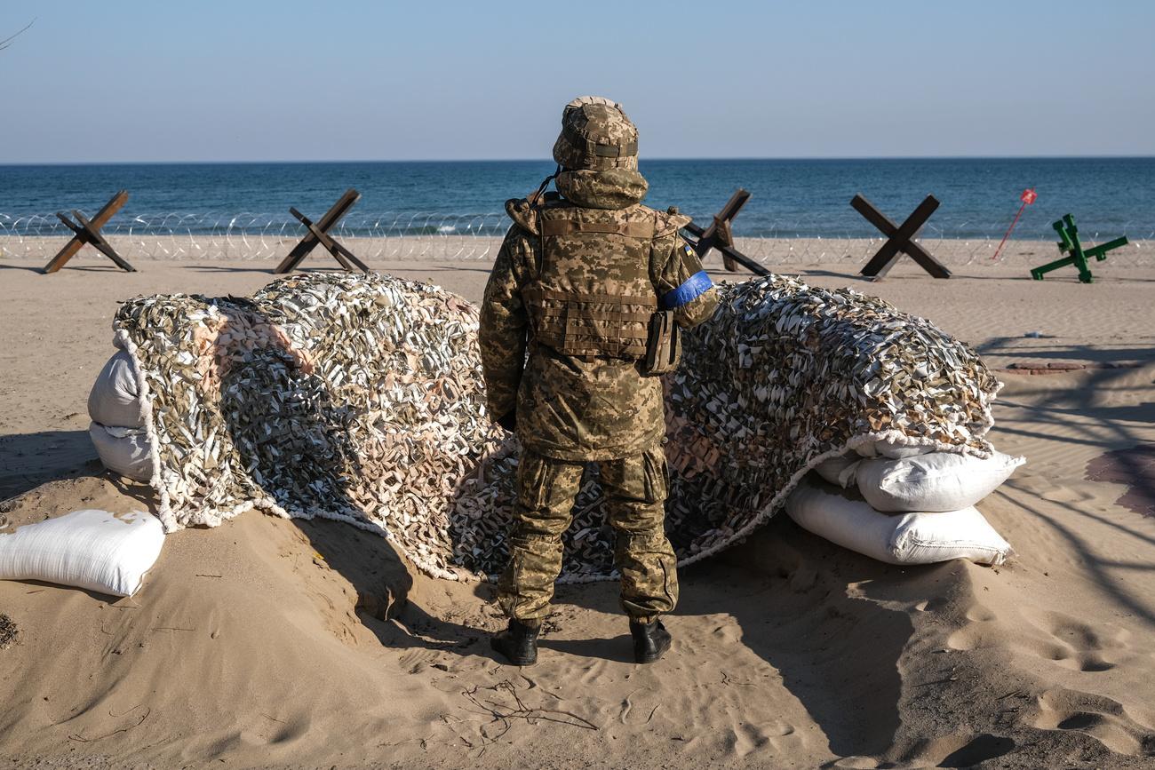 Un soldat ukrainien face à la mer Noire à Odessa. [Keystone - EPA/Sedat Suna]