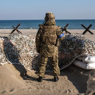 Un soldat ukrainien face à la mer Noire à Odessa. [Keystone - EPA/Sedat Suna]