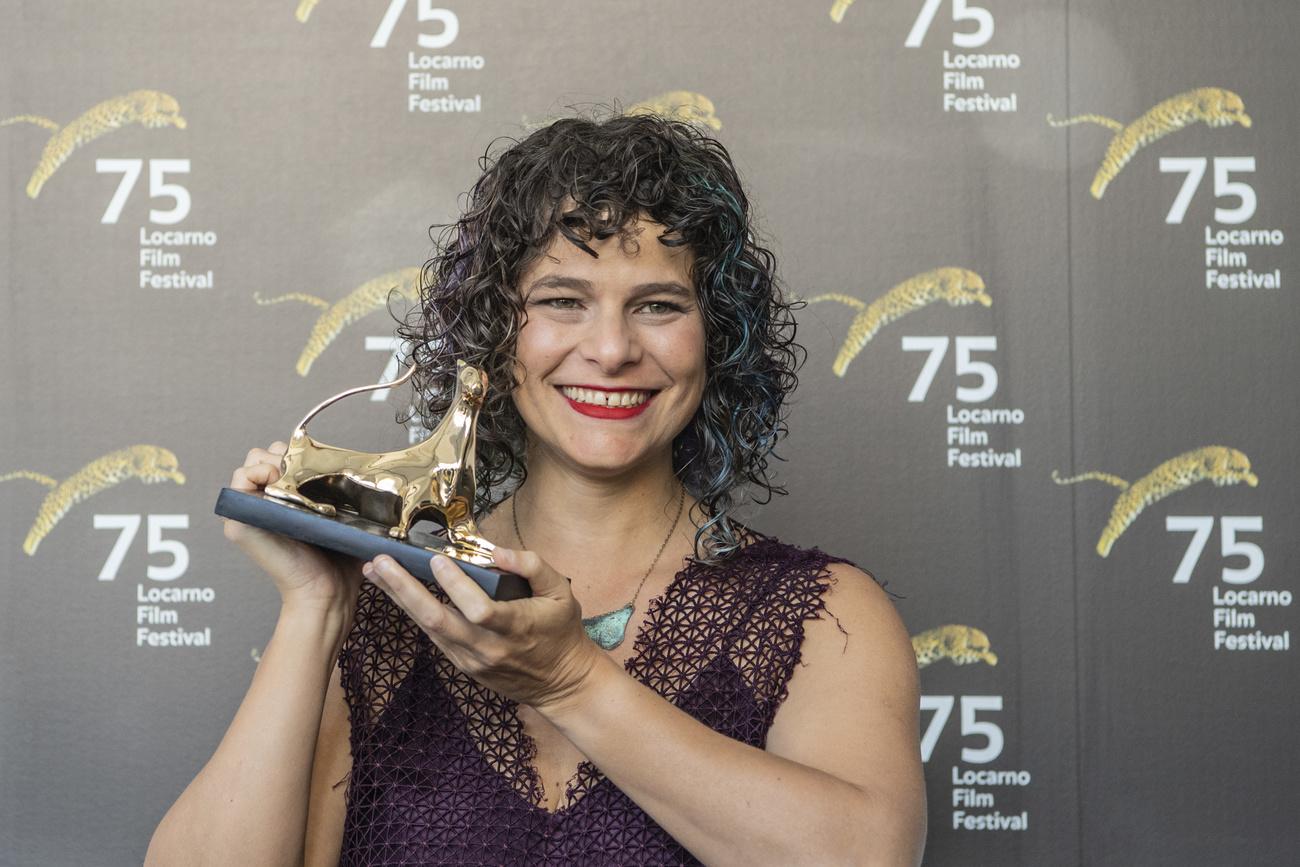 La réalisatrice brésilienne Julia Murat reçoit le Léopard d'Or pour son film "Regra 34". [Keystone - Urs Flueeler]