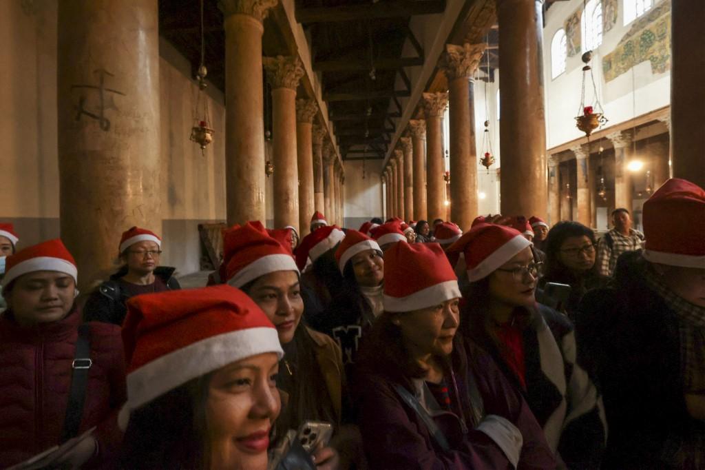 Les touristes et les pèlerins sont venus en nombre pour visiter la basilique de la Nativité à Bethléem. [AFP - Hazem Bader]