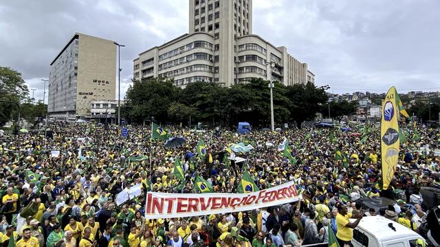 Des partisans du président brésilien sortant Jair Bolsonaro brandissent une bannière demandant une "Intervention fédérale" lors d'une manifestation contre les résultats des élections devant le commandement militaire de l'Est à Rio de Janeiro le 2 novembre 2022. [Keystone - EPA/ANTONIO LACERDA]