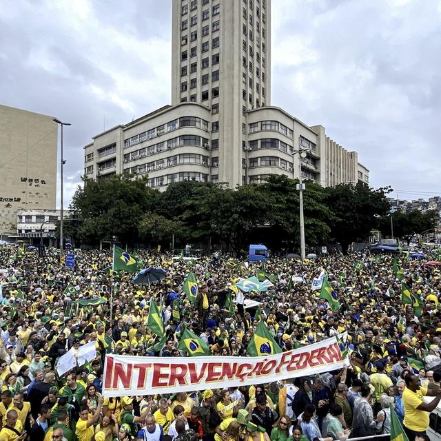 Des partisans du président brésilien sortant Jair Bolsonaro brandissent une bannière demandant une "Intervention fédérale" lors d'une manifestation contre les résultats des élections devant le commandement militaire de l'Est à Rio de Janeiro le 2 novembre 2022. [Keystone - EPA/ANTONIO LACERDA]